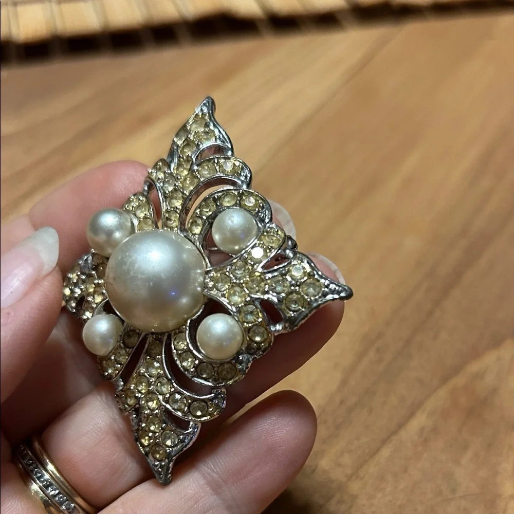 Sarah Coventry Silvertone Rhinestone Faux Pearl Large Diamond Brooch Pin Vintage - Picture 3 of 6
